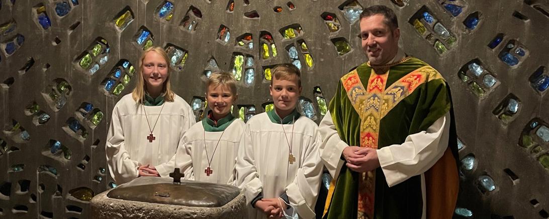 Ministranten Lena, Johannes und Leon mit Pfarrer Benjamin Beck.