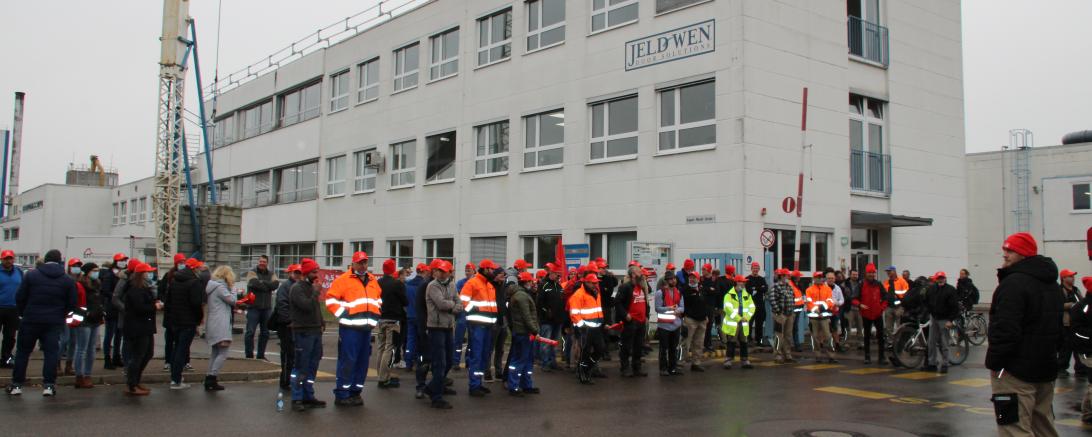 Warnstreik vor Jeld-Wen-Betriebsgebäude