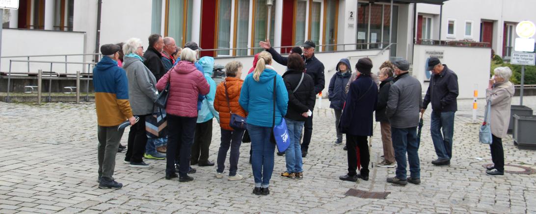 Alt-OB Faul überraschte die vielen Besucher beim Altstadtspaziergang mit vielen Informationen, Daten und Begebenheiten von früher.