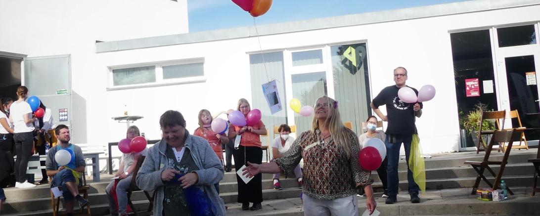 Das Bild zeigt die Teilnehmenden des Kunstworkshops und in der Mitte Isabella Mandl.