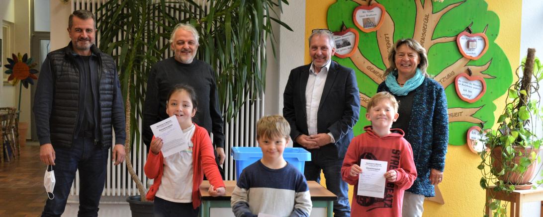 zeigt hinten von links nach rechts.: Leitung der Heilpädagogischen Tagesstätte Timm Albert, Jürgen Möhnle, Inhaber von Spielwaren Möhnle, Manfred Steger, stellv. Geschäftsführer der Lebenshilfe Donau-Ries und Gabriele Allgayer-Pfaff, Leitung der Hemann-Keßler-Schule Vorne: Die drei Losfeen Maya, Joschi und Philip