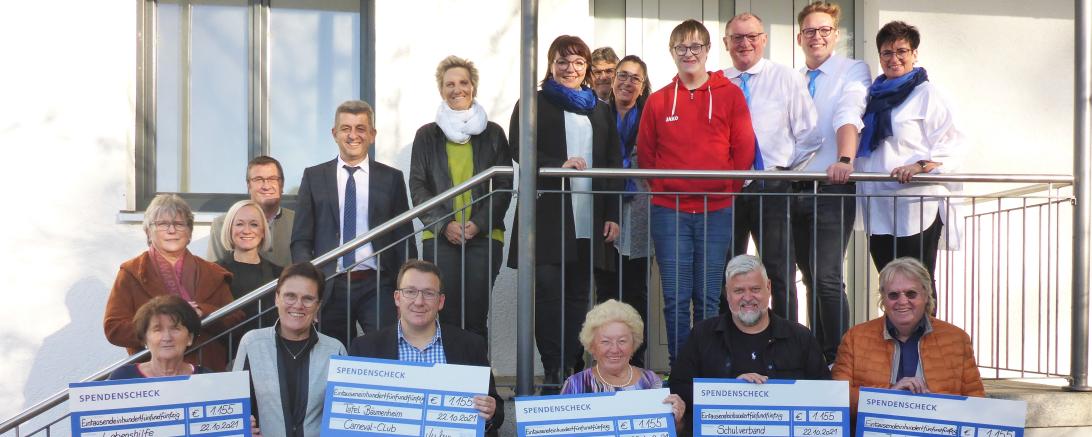 Auf dem Bild sieht man die Spendenübergabe des CCB-Schlafmützen