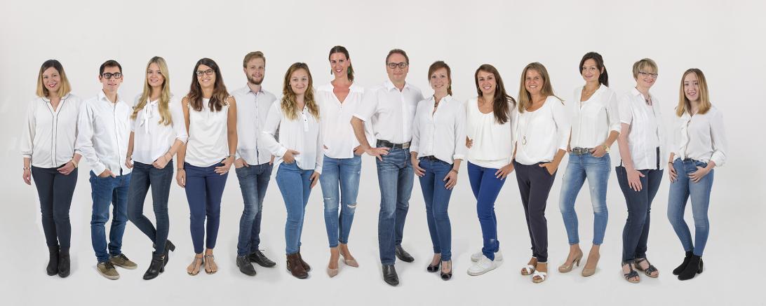 Das aktuelle Team von Derpart Reisebüro Freissle. Neben Geschäftsführer Gunter Freissle (Mitte) ist mitterweile auch Sohn Lucas (fünfter von links) im Unternehmen tätig.