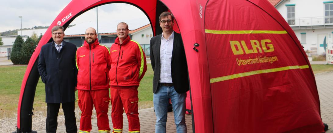 Von links: Paul Ritter (RVB Ries), Dieter Engler (technischer Leiter, DLRG Nördlingen), Matthias Tegeler (1. Vorsitzender DLRG Nördlingen) und Christian Düll (Präsident Rotaryclub Nördlingen) 