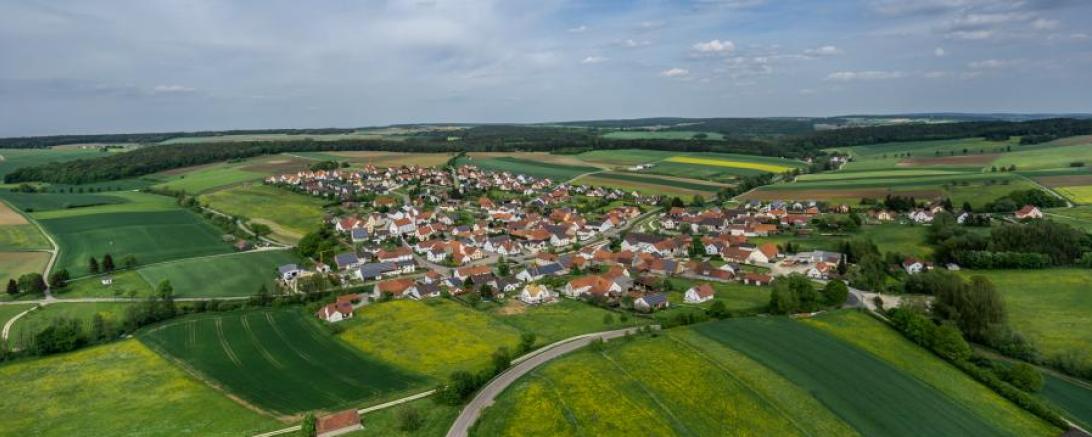 Auf diesem Luftbild von Daiting ist die Zweiteilung durch die Ussel in der Mitte des Dorfes gut zu sehen.