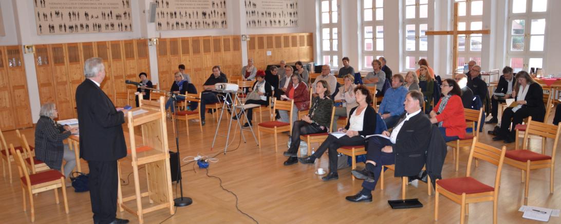 BU 1: Dekan Gerhard Wolfermann informierte, welche Themen das Dekanat Nördlingen derzeit bewegen.