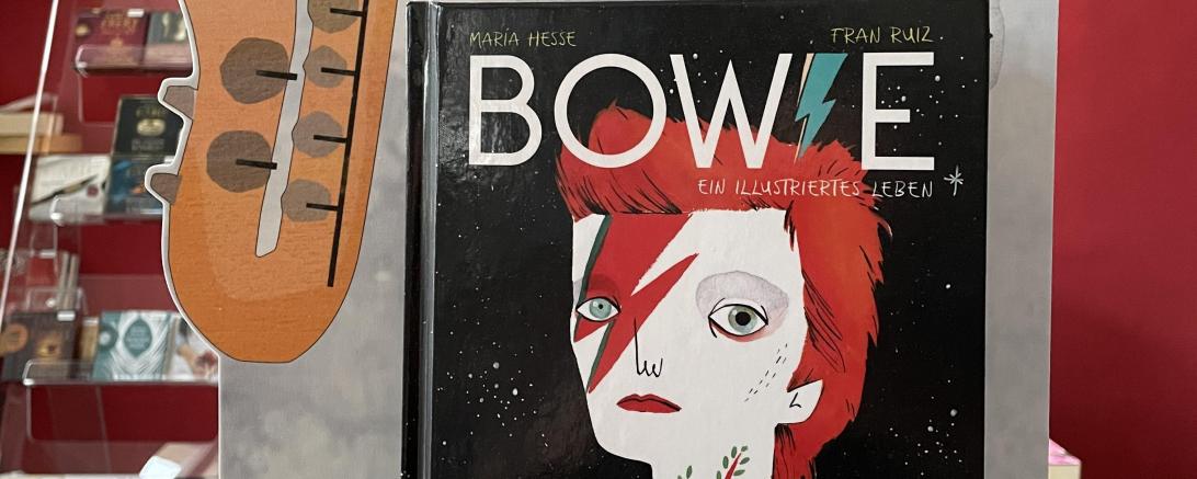 Für die Veranstaltung „Bowie – Lesung, Musik und Bilder“ im Rahmen der Donauwörther Kulturtage gibt es noch einige wenige Restkarten.