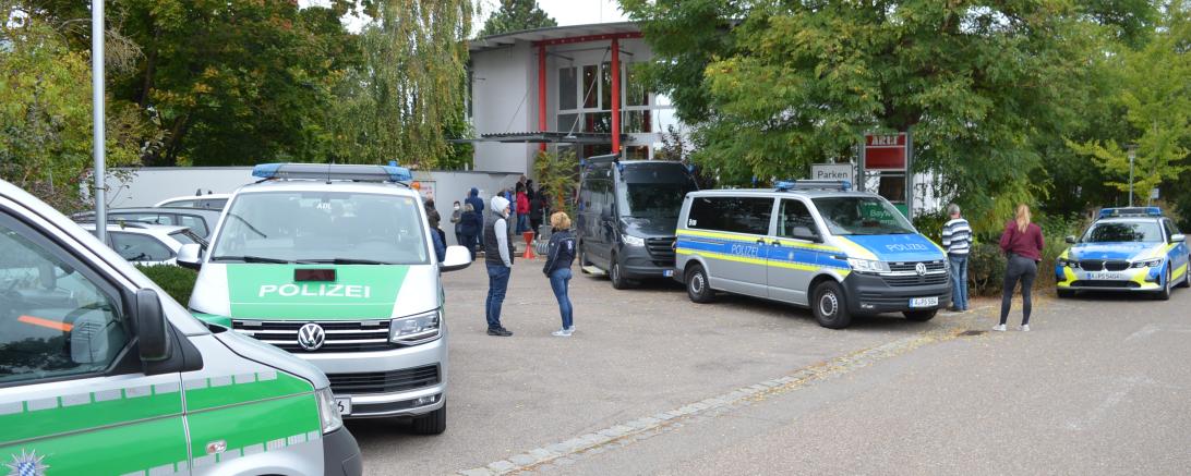 Neben den Patientinnen und Patienten war auch die Polizei vor Ort um einen möglichst reibungslosen Ablauf zu garantieren und um Zeugenaussagen aufzunehmen. 