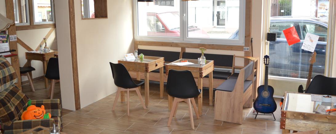 Helle Farben, Musikinstrumente und Wohnzimmer-Charme - das Café Infield lädt zum Verweilen ein. 