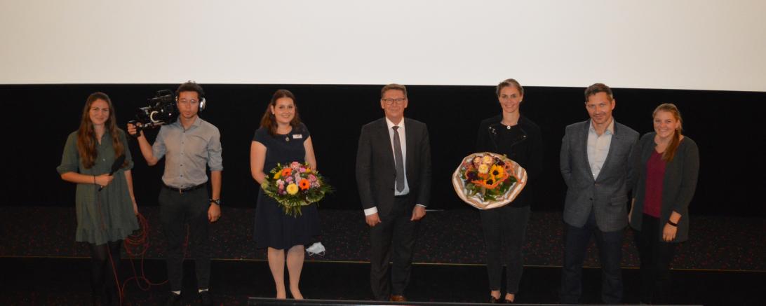 Sichtlich erleichtert nach einer rundum gelungenen Filmpremiere: Landrat Stefan Rößle (m.), Projektleiterin Jennifer Werner (3. v. l.) und das Film-Team von Huckleberryking unter der Leitung von Theresa Wiebe (3. v. r.) und Gregor Wiebe (2. v. r.). 