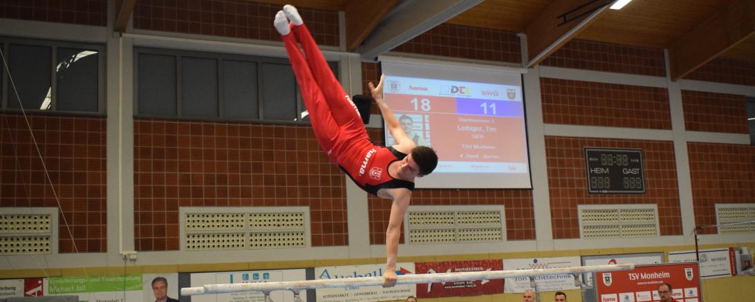 Auf dem Bild sieht man Tim Leibiger bei einer Übung am Barren
