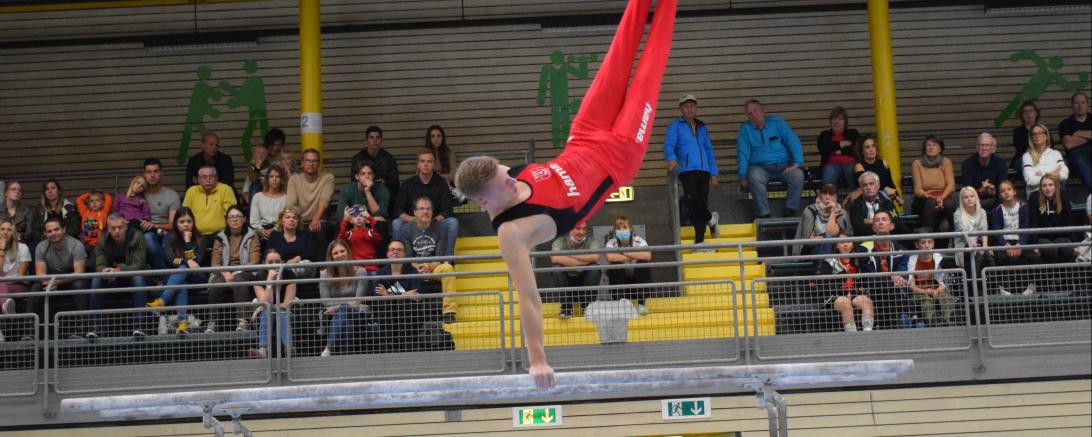 Monheims „Sechskämpfer“ Sascha Wilhelm am Barren.