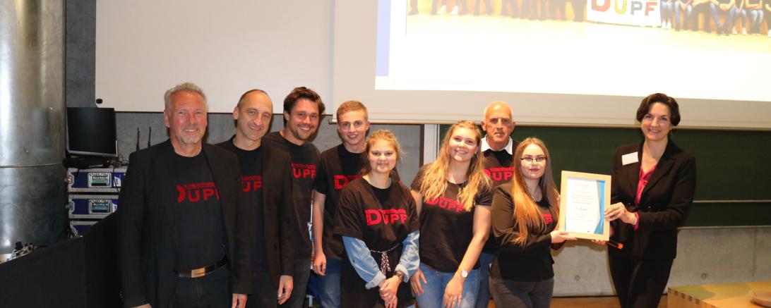 Auf dem Bild sieht man die Urkundenübergabe an das Team Dupf