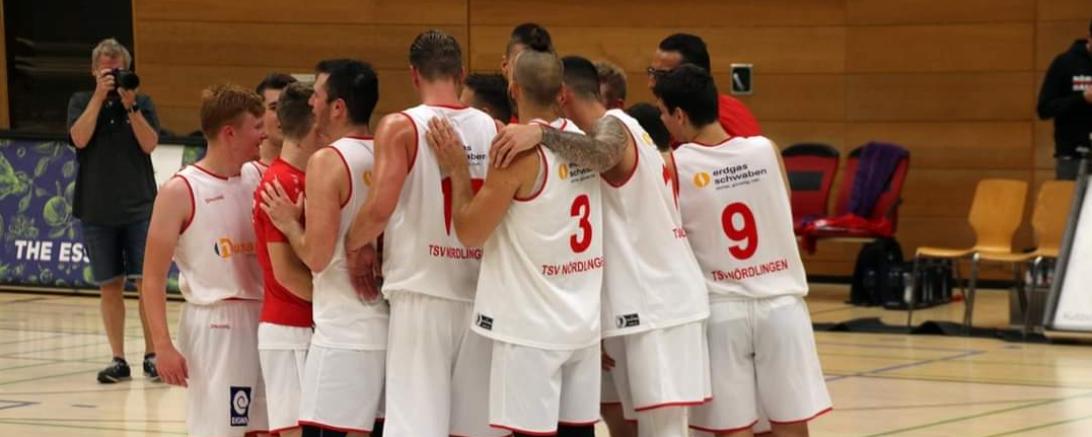 Auf dem Bild sieht man die Basketballer Herrenmannschaft des TSV Nördlingens.