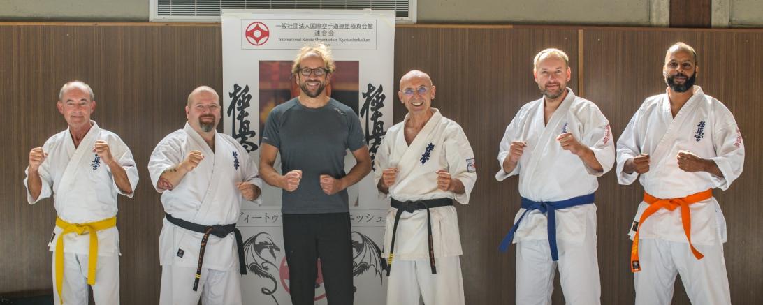 Der Donauwörther Professor Dr. Alexander T. Wild (3. Von links) trainierte im Karate-Dojo Großmehring auf Einladung von Karate-Sportler Shihan Dietmar Danisch (3. Von rechts), dem er mit einer erfolgreichen Hüft-OP geholfen hatte.