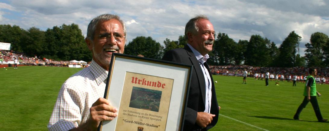 2008 wurde das Fußballstadion im Rieser Sportpark nach Gerd Müller benannt. Zusammen mit dem damaligen Oberbürgermeister Hermann faul drehte er eine Ehrenrunde.