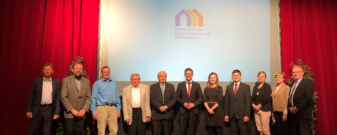 Auf dem Foto von links nach rechts: Michael Langenbucher, Aufsichtsrat; Herrmann Häfele, Vorstand; Johannes Hauke, neugewählter Aufsichtsrat; Helmut Wurm, Aufsichtsrat; Erich Lokietsch, Stellvertr. Aufsichtsratsvorsitzender; Oberbürgermeister David Wittner; Claudia Frank, Prokuristin; Franz Grimmeiß, Aufsichtsratsvorsitzender; Bettina Lawatschka, 25jähriges Dienstjubiläum, Swetlana Kloster, Aufsichtsrätin und Blasius Wizinger, Geschäftsführender Vorstand.