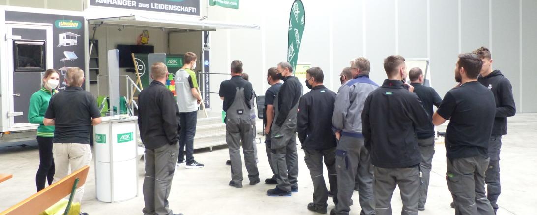 Am UNSINN-Promotionsanhänger standen die UNSINN-Mitarbeiterinnen und -Mitarbeiter Schlange für das Rauschbrillen-Dosenwerfen. Am AOK-Stand (links) berät AOK-Mitarbeiterin Jessica Müller.