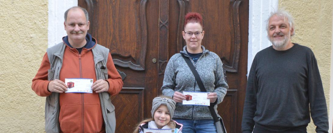 Gewinner*innen v. l. n. r. Daniel Panika (3.), Naomi Schuster (1.), Daniela Weber (2.), Inhaber Jürgen Möhnle