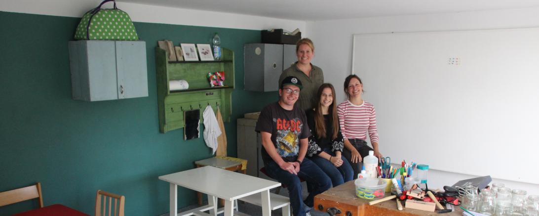 Daniela Golder-Eisenbarth (stehend) mit ihrem Team in der Schreinerwerkstatt.