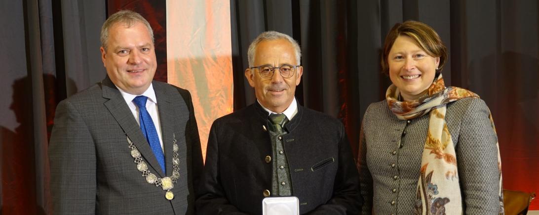 Das Bild zeigt Bürgermeister Martin Scharr, den Träger der Ehrenmedaille Rudolf Mieling und die Stellvertreterin des Landrats Claudia Marb. 