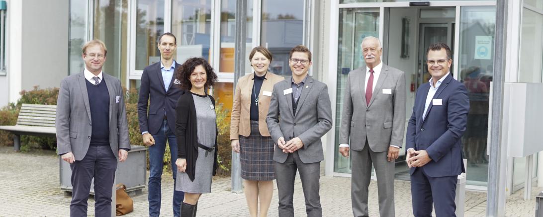 Zehn Jahre TTZ Nördingen (v.l.): MdL Wolfgang Fackler, Prof. Dr. Florian Kerber, Wissenschaftlicher Leiter TTZ Nördlingen, Doris Rieder, Digital und Regional, Claudia Marb, Vize-Landrätin Landkreis Donau-Ried, David Wittner, Oberbürgermeister Nördlingen, Hermann Faul, Alt-Oberbürgermeister Nördingen, und Jürgen Sorré, Oberbürgermeister Donauwörth.  