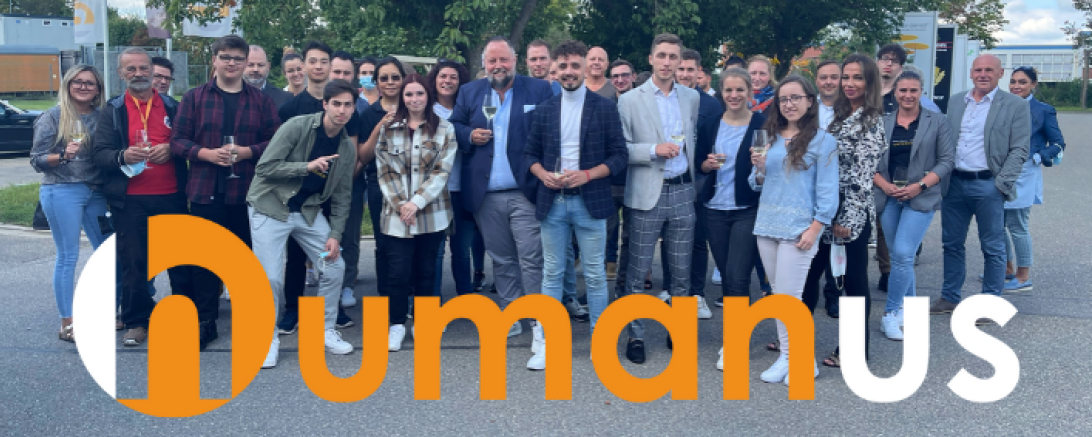Gruppenbild mit Schriftzug "Humanus" davor