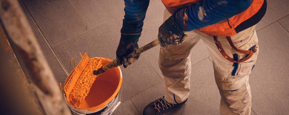 Beschäftigte im Maler- und Lackiererhandwerk haben auch in Pandemie-Zeiten viel zu tun – jetzt gibt es für sie mehr Geld.