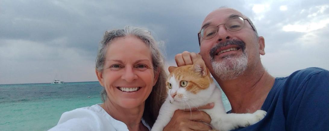 Jutta Bäcker mit ihrem Mann Steve und Kater Goofy.