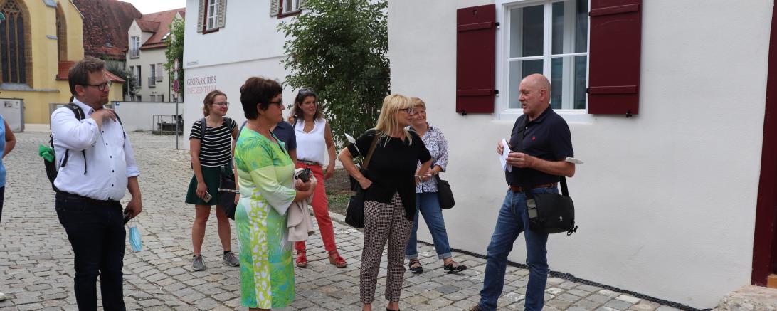 Norbert Palzer führte den Denkmal politischen Stadtrundgang. Zu sehen sind in der vorderen Reihe Bärbel Saebel, Sabine Weigand und Norbert Palzer. Im Hintergrund einige Mitarbeiter*innen der MdL und Mitglieder*innen des OV Nördlingen Bündnis 90/Die Grünen.