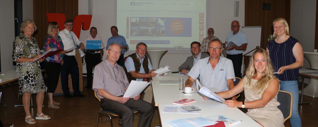 Bei 59 Bewerbungen hatte die Landkreis-Jury die Qual der Wahl. Doch nach zwei Jurysitzungen und einer Wahl im Punktverfahren stehen sie fest: Die 13 Preisträger des 10. Donau-Rieser  Heimatpreises. Foto: Stefanie Saam 