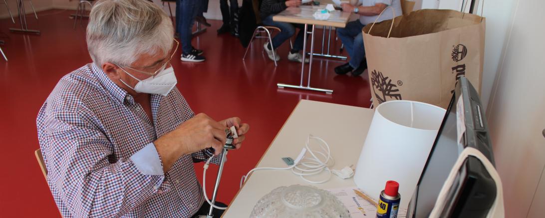 Von kleinen Haushaltsgeräten über Kleidung bis hin zu alten Elektrogeräten – die Reparaturprofis im Reparatur-Café sind in vielen Fachbereichen gut aufgestellt.