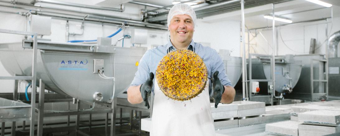 Molkereimeister Stefan Kaiser.