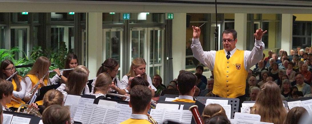 Auf dem Bild dirigiert Josef Basting die Werner-Egk-Musikschule.