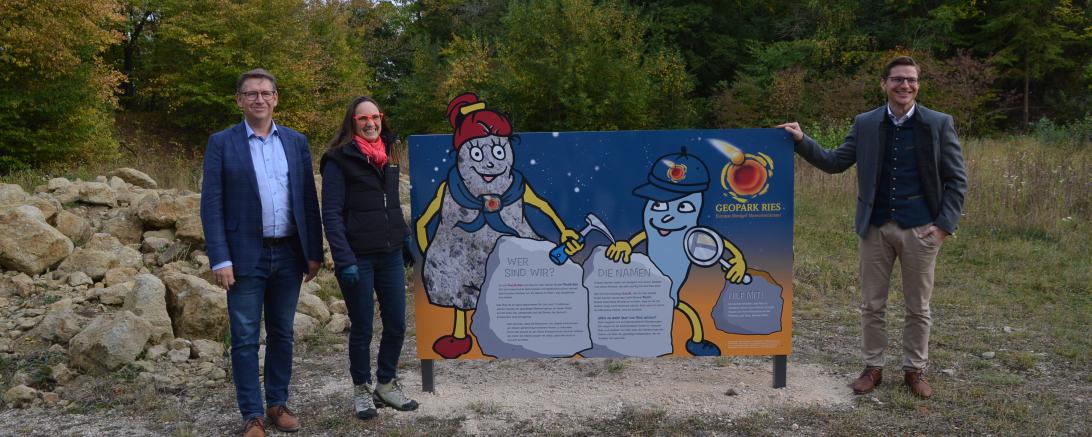 Auf dem Bild zu sehen (von links) bei der Eröffnung: Landrat Stefan Rößle, Geschäftsführerin Geopark Ries Heike Burkhardt und Oberbürgermeister David Wittner. 