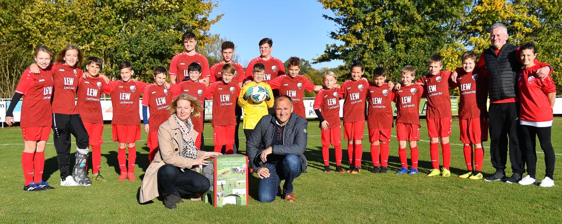 LEW-Kommunalbetreuerin Karin Frank (vorne links) überreichte die neuen Trikots im Beisein von Kaisheims 2. Bürgermeister Markus Harsch (vorne rechts) an das Fußball-Team.