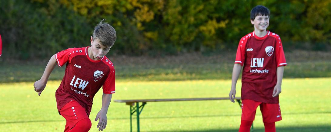 Nach der Übergabe der Trikots haben die jungen Fußballer gleich im neuen Outfit trainiert. 