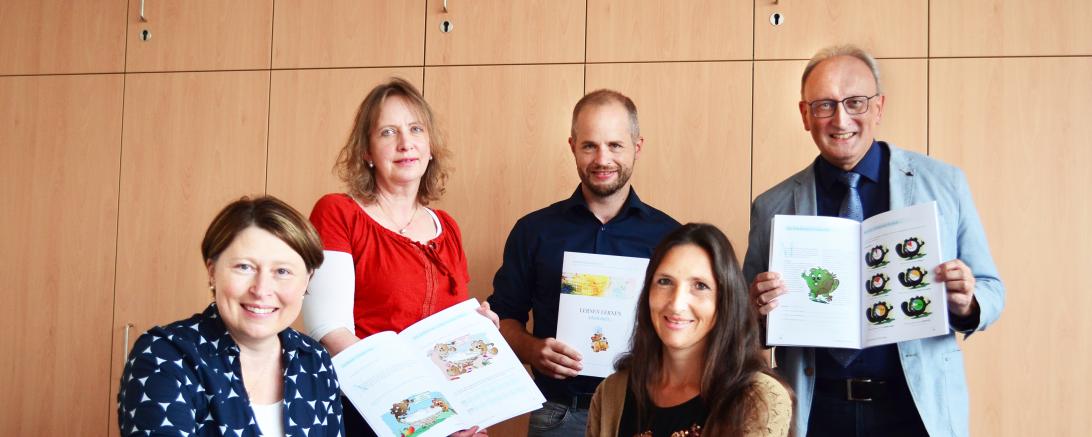 hinten v.l.n.r.: Studienrätin Ute Blume-Lüdecke, Studienrat Marco Lechner, Schulleiter Gerhard Härpfer vorne v.l.n.r.: Vorsitzende des Fördervereins Claudia Marb, Schulpsychologin Martina Eichner