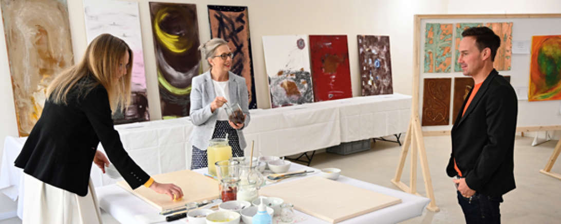 Auf dem Bild ist in der Mitte Kunsttherapeutin SHB, Sabine Urban, zu sehen.