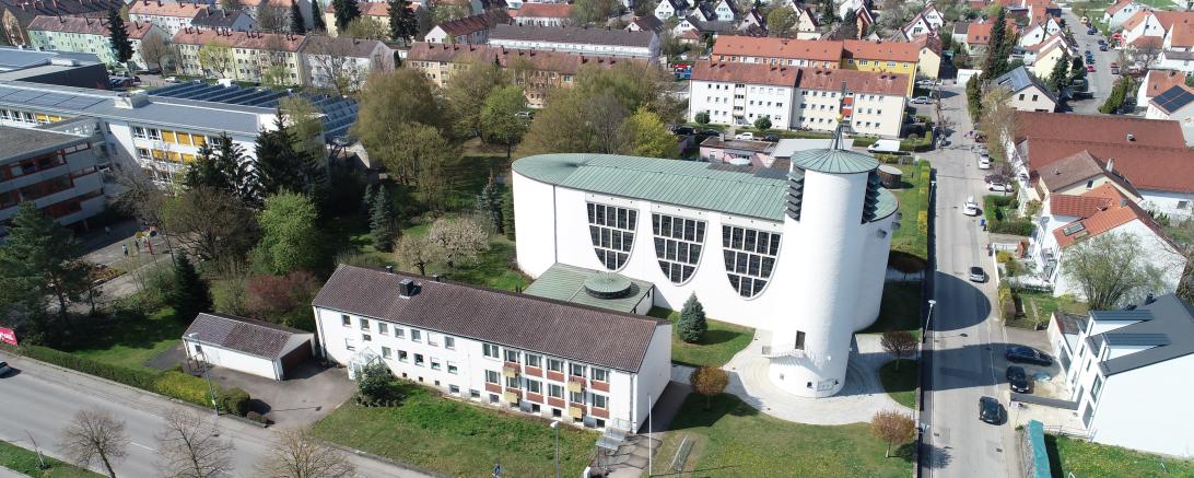 Luftbild der Kirche St. Josef in Nördlingen und des umgebenden Areals