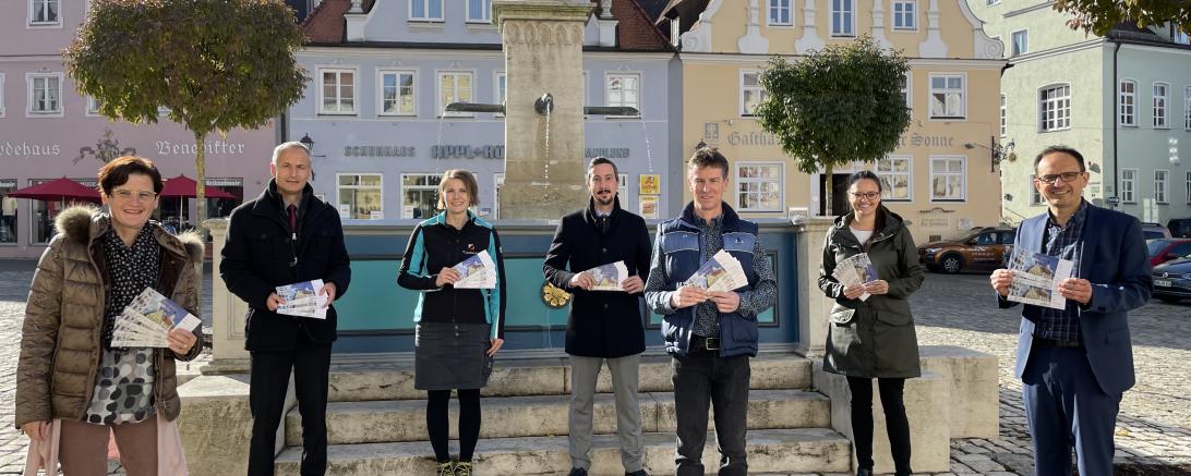 von rechts: Bürgermeister Dr. Martin Drexler, Tourismusleitern Judith Strohhofer, Gewerbeverbandsvorsitzender Klaus Fischer, Simon Rupprecht (Raiffeisen-Volksbank), Daniela Neubauer (Metall Neubauer), Christian Weiland (Sparkasse) und Annette Letsch (Brenner Optik-Uhren-Schmuck) freuen sich über das neue Projekt in Wemding