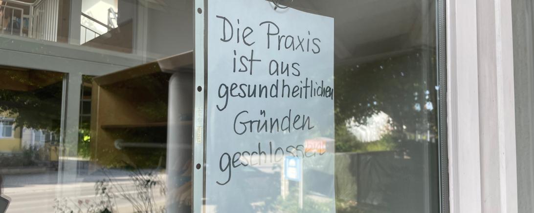 In dieser Praxis in Wemding soll der Arzt, Dr. med. Gerhard Holst, Covid-19-Impfungen nur vorgetäuscht haben. 