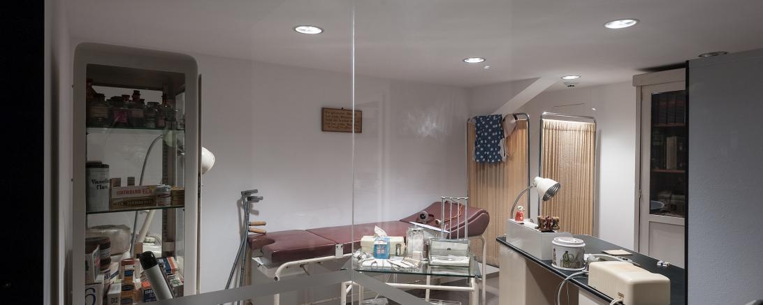 Eine Arztpraxis, wie sie in den 1960er Jahren in vielen Orten zu finden war.