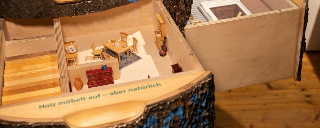 Der Holznutzungsbaum veranschaulicht, wie viel Holz in Bayerns Wäldern jede Sekunde nachwächst und wie der Zuwachs genutzt wird
