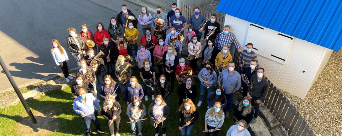 Das Bild zeigt die Musikerinnen und Musiker der Stadtkapelle Harburg. 