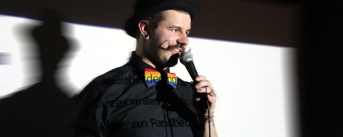 Nils Nektarine, der Moderator mit dem markanten Bart, veranstaltet veranstaltet monatliche Powerpoint Karaoke Abende in seiner Heimatstadt Nürnberg und in Würzburg. Ist das Publikum im Donau-Ries bereit für diese Kunstform? 