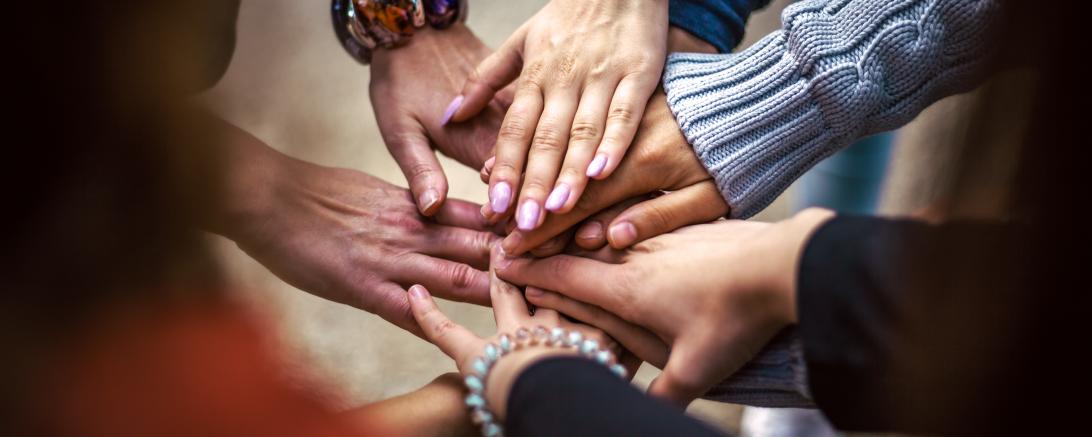 Hände übereinandergelegt