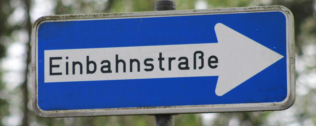 Auf dem Bild sieht man ein Einbahnstraßenschild