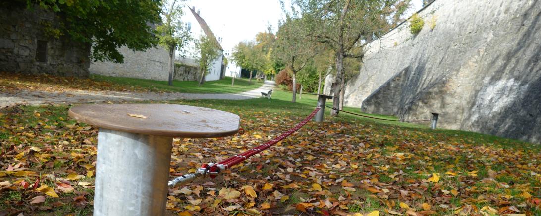 Auf dem Bild ist die Slackline in Wemding zu sehen. Diese ist zur Benutzung freigegeben.