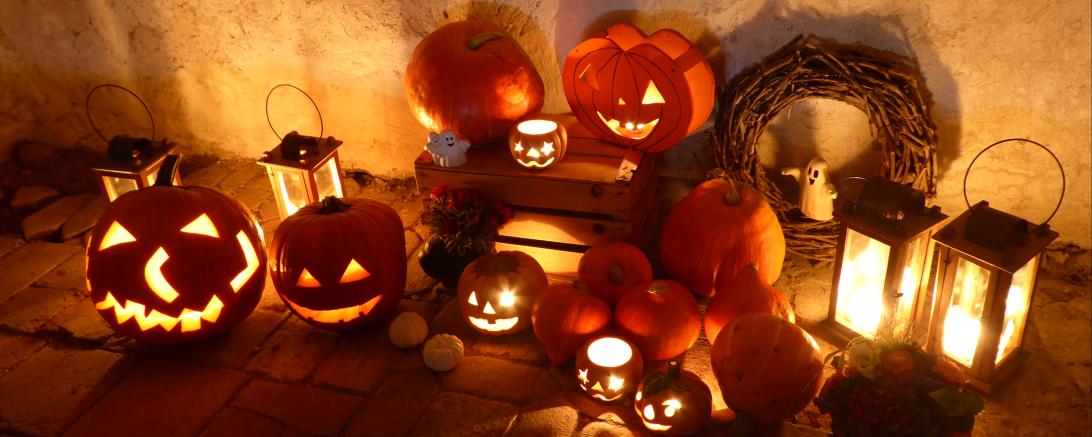 Rübengeister und Kürbislichter auf Schloss Harburg. 